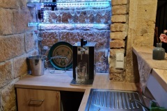 "náš bar" s  dřezem, pípou a myčkou nádobí
